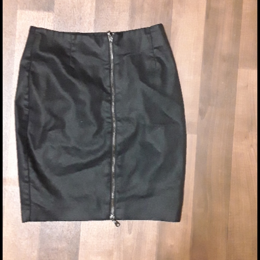 Zip front mini rocker pencil skirt